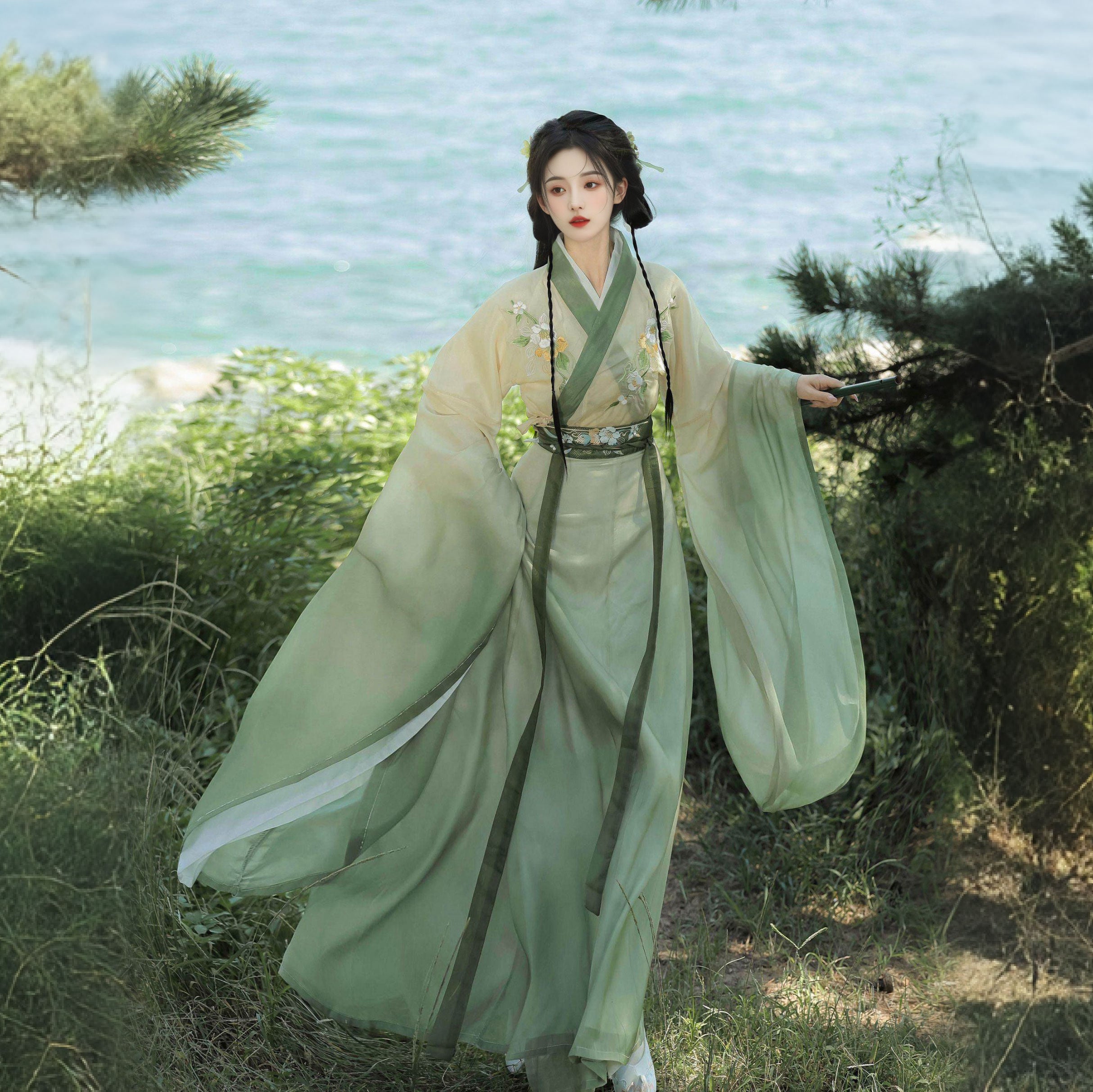 "Morning Dew" Wei-Jin Hanfu - Wide Sleeve Robe & Pleated Skirt