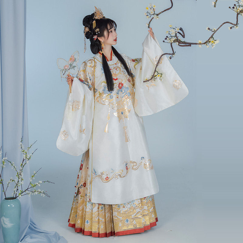 明制婚服汉服套装 - 金色织锦长袍和马面裙