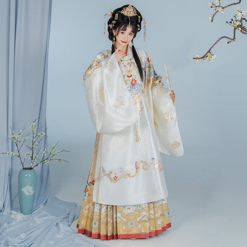明制婚服汉服套装 - 金色织锦长袍和马面裙