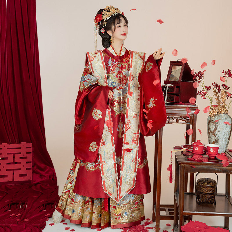 明制婚服汉服套装 - 金色织锦长袍和马面裙