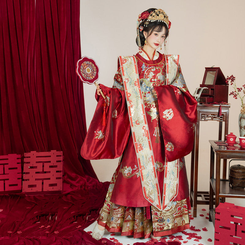 明制婚服汉服套装 - 金色织锦长袍和马面裙