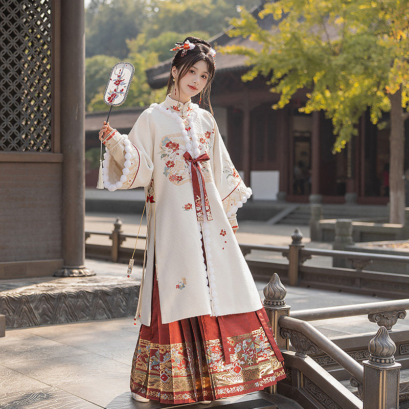 明制汉服套装 - 花卉刺绣上衣与马面裙 主图