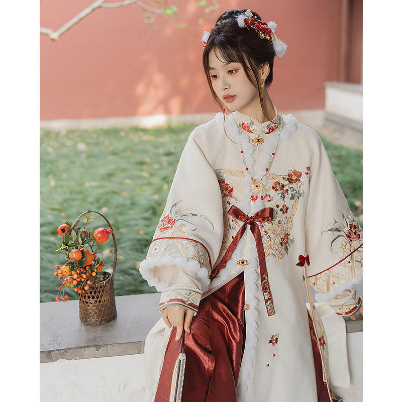 明制汉服套装 - 花卉刺绣上衣与马面裙