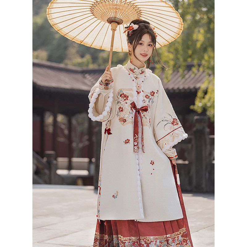 明制汉服套装 - 花卉刺绣上衣与马面裙