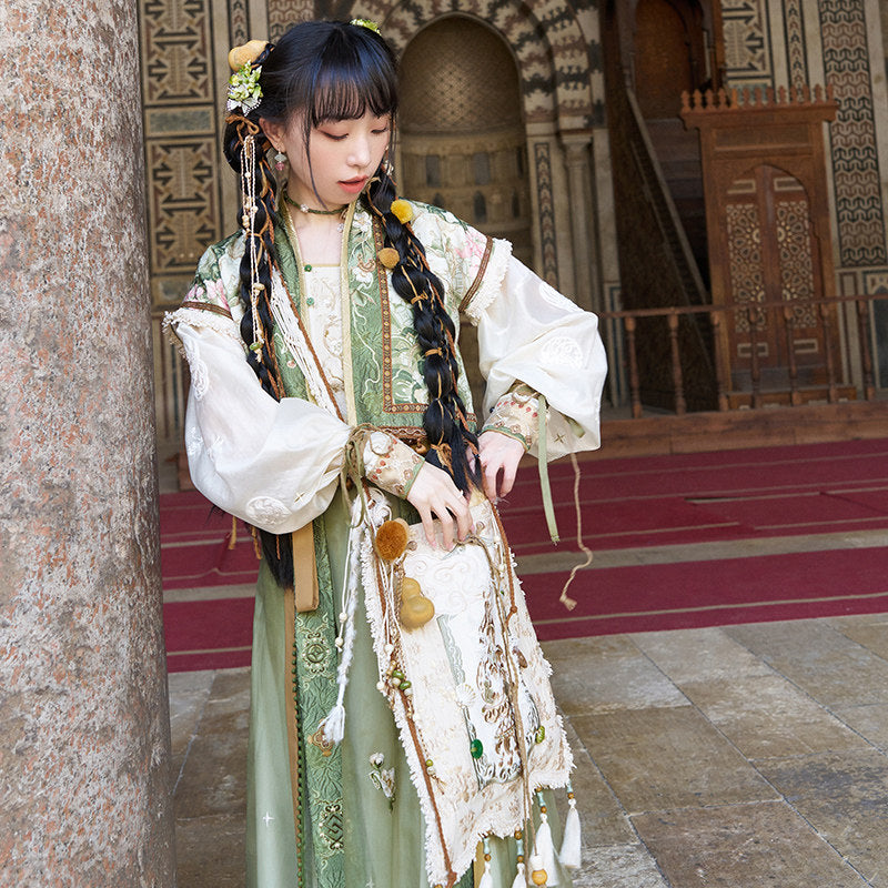 中式刺绣汉服包 – 米色提花斜挎包，带流苏和葫芦挂坠