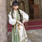 中式刺绣汉服包 – 米色提花斜挎包，带流苏和葫芦挂坠