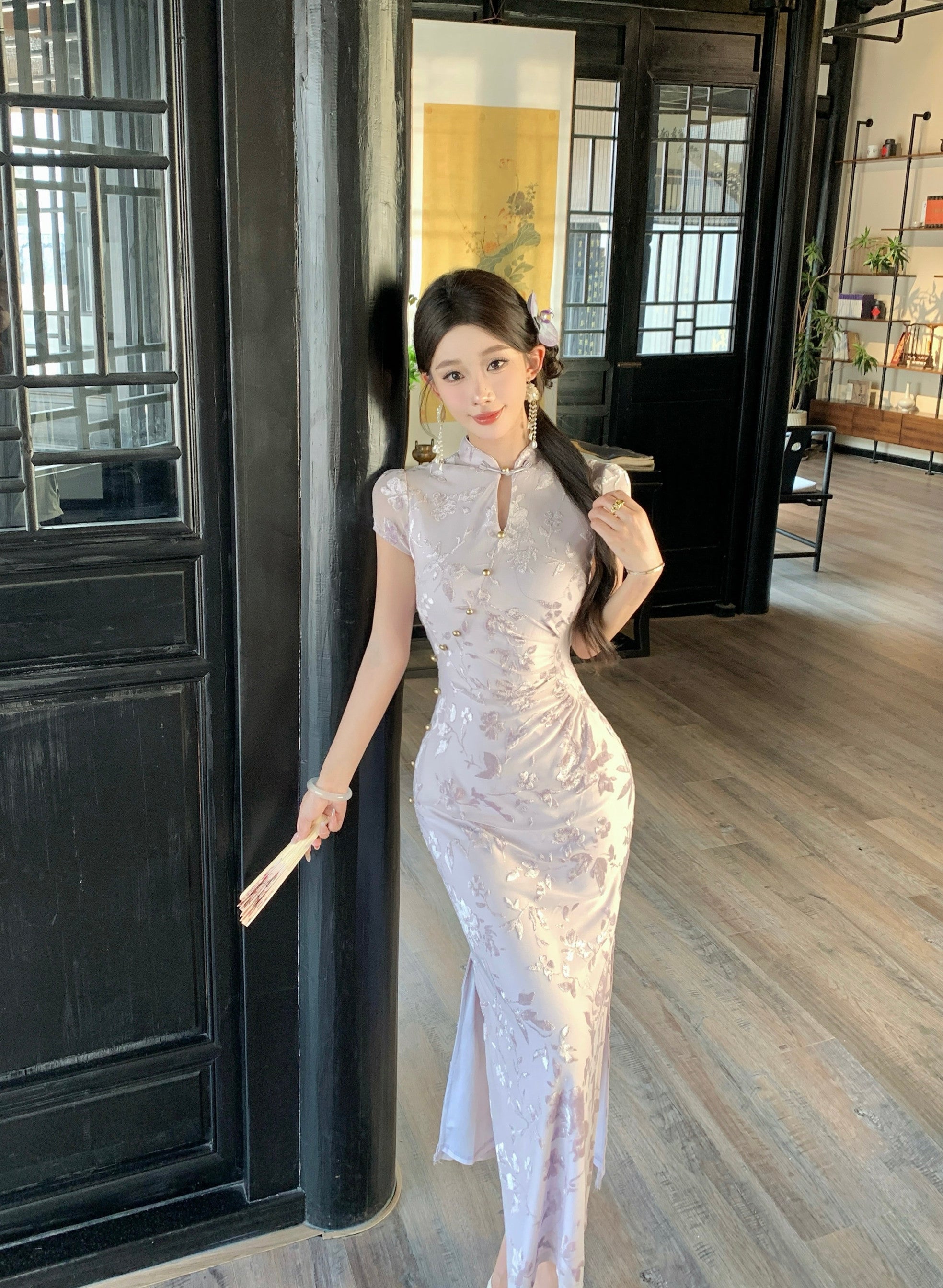 薰衣草色提花旗袍 - 现代中式紧身连衣裙，优雅修身改良旗袍