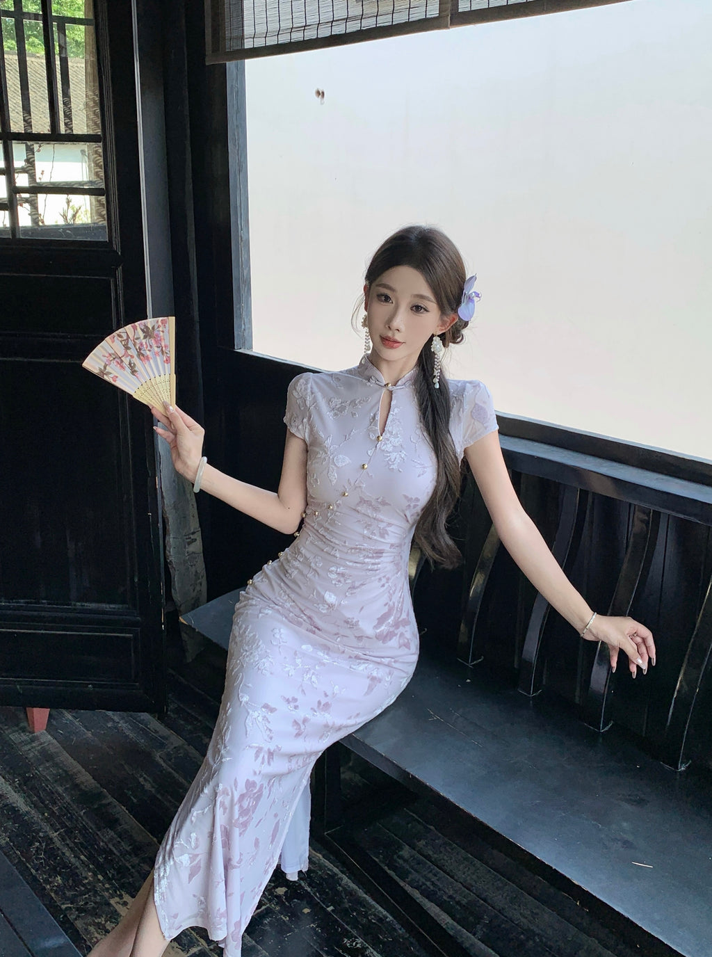 薰衣草色提花旗袍 - 现代中式紧身连衣裙，优雅修身改良旗袍