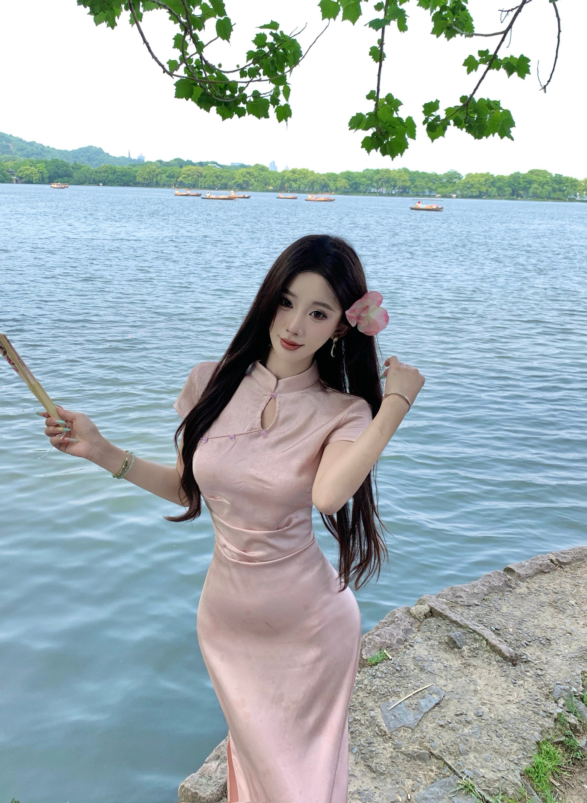 蝴蝶印花缎面旗袍 | 优雅中式长裙