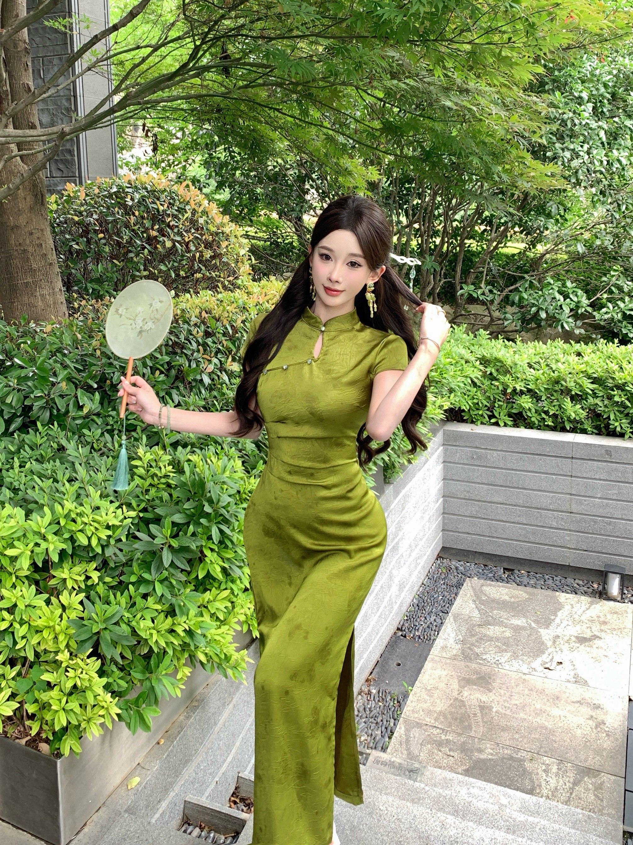 蝴蝶印花缎面旗袍 | 优雅中式长裙