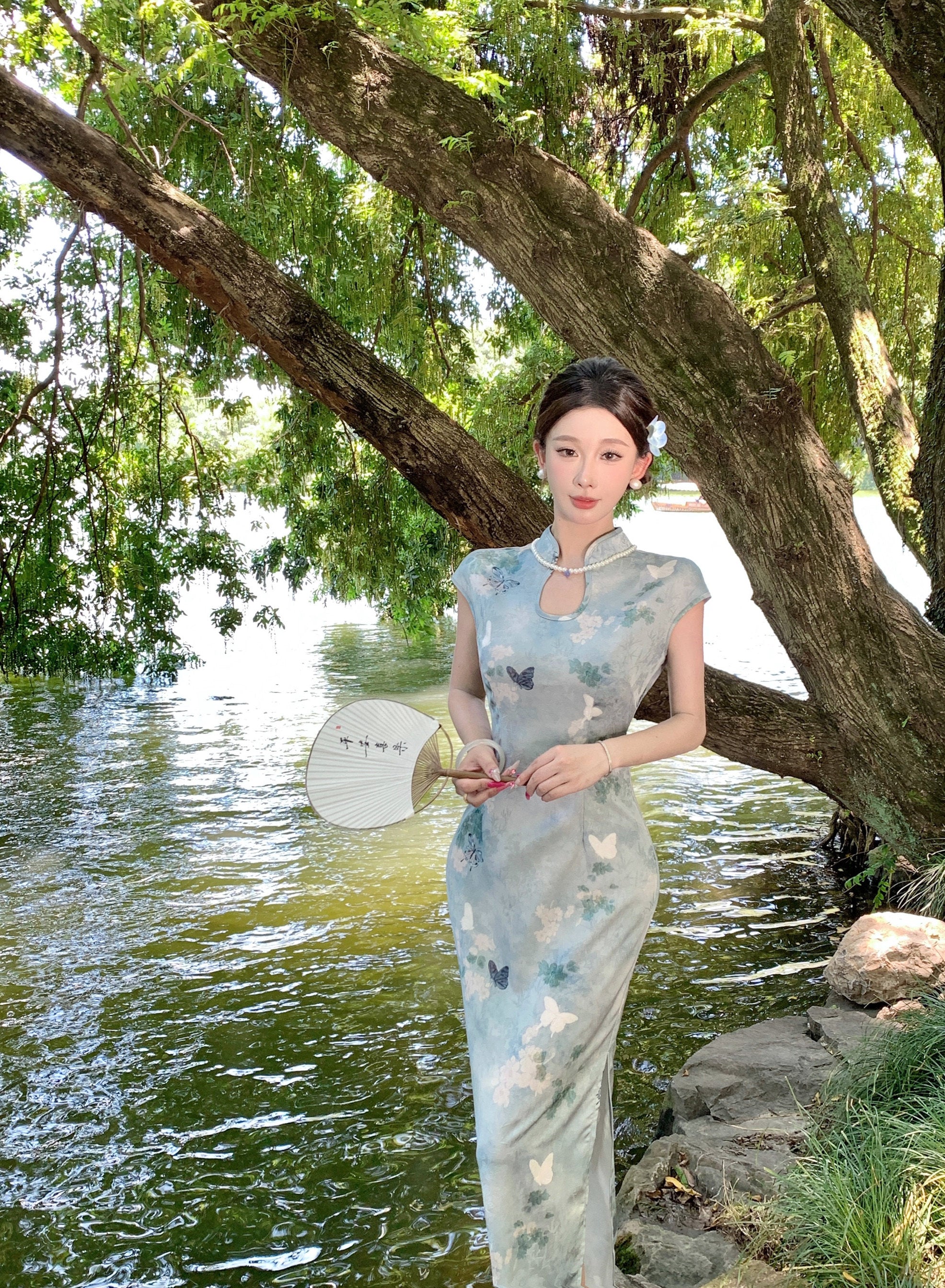 Blue Jacquard Qipao | Elegant Keyhole Scalloped Sleeve Cheongsam