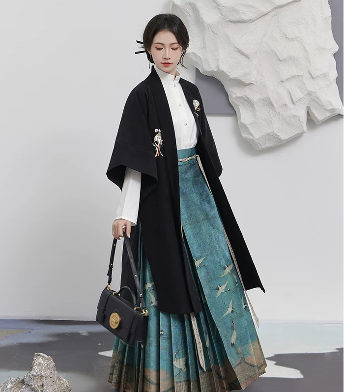"Empty Valley" Hanfu Set: Mamian Skirt & Long Chinese Shirt Main image
