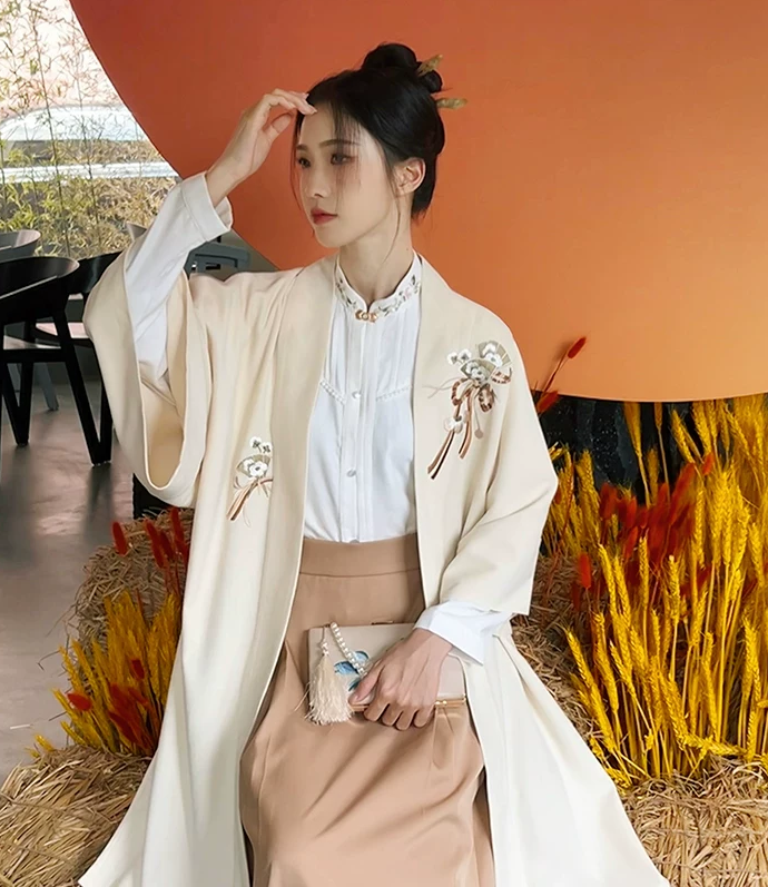 "Empty Valley" Hanfu Set: Mamian Skirt & Long Chinese Shirt Secondary image